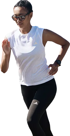 chica corriendo derecha